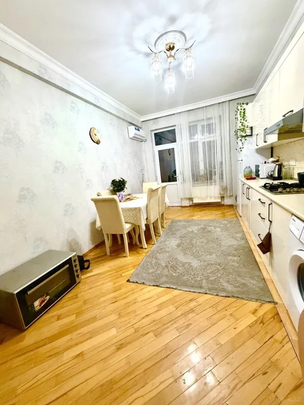 Satılır 2 otaqlı mənzil 102 m²
