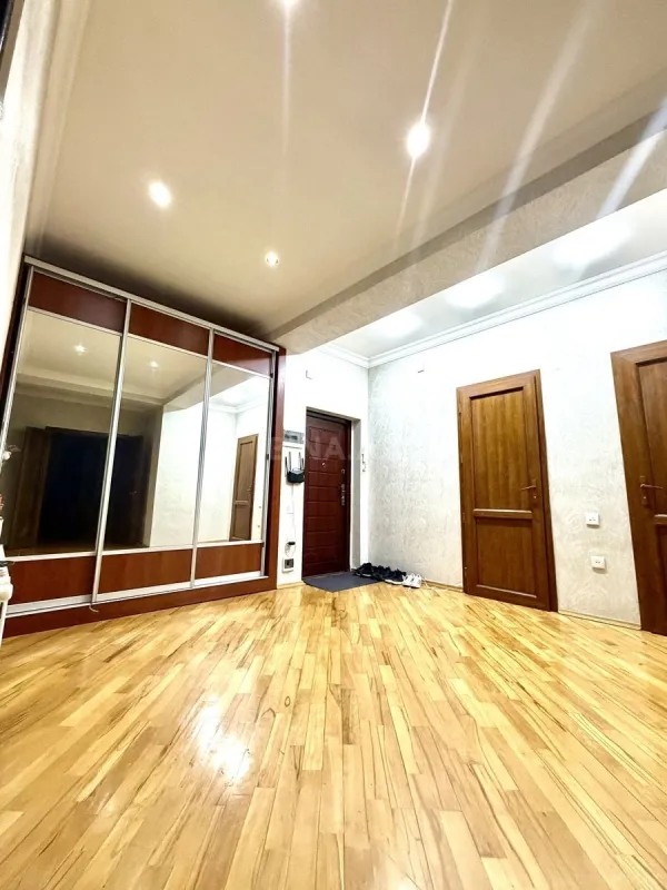 Satılır 2 otaqlı mənzil 102 m²