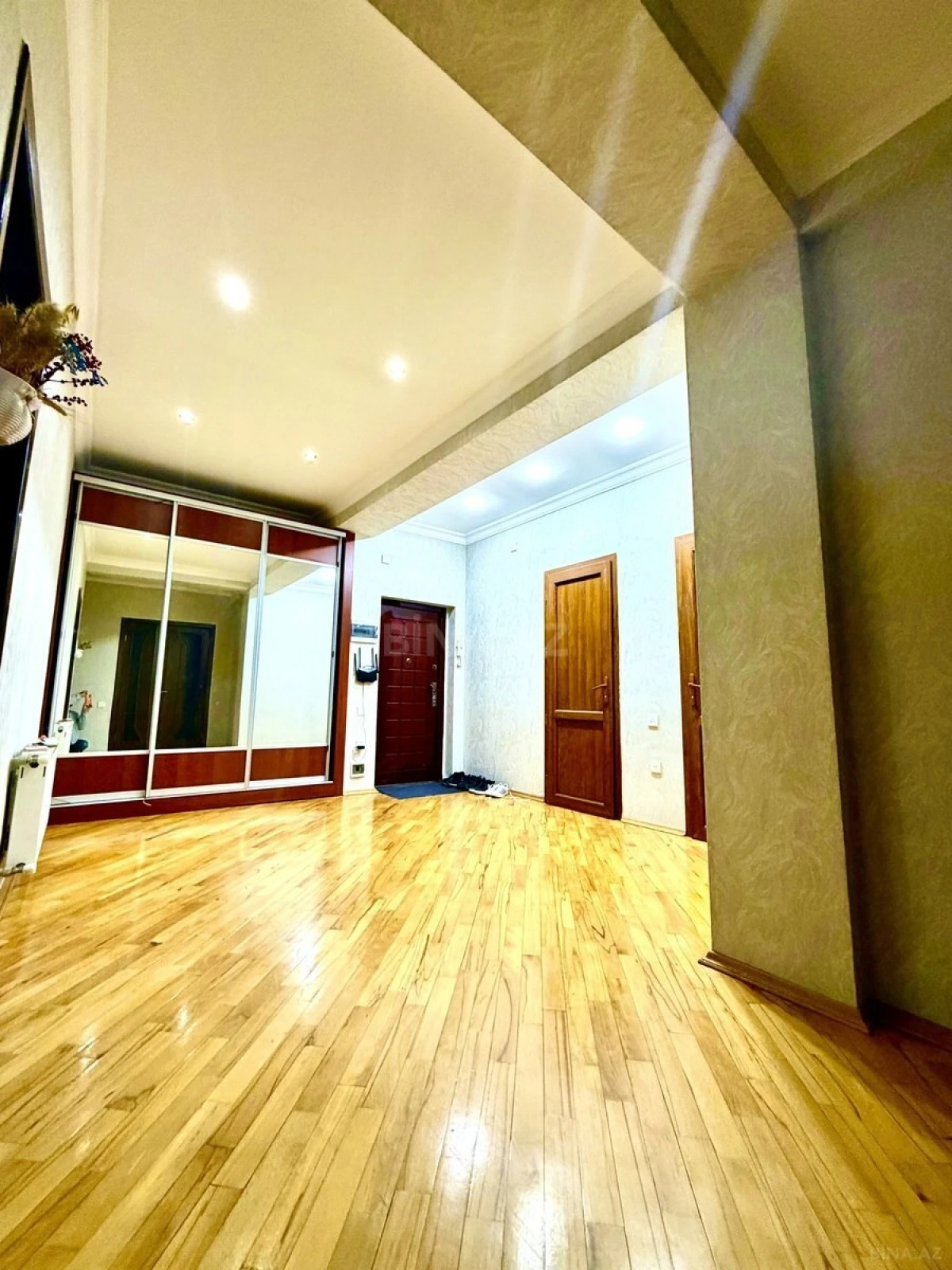Satılır 2 otaqlı mənzil 102 m²