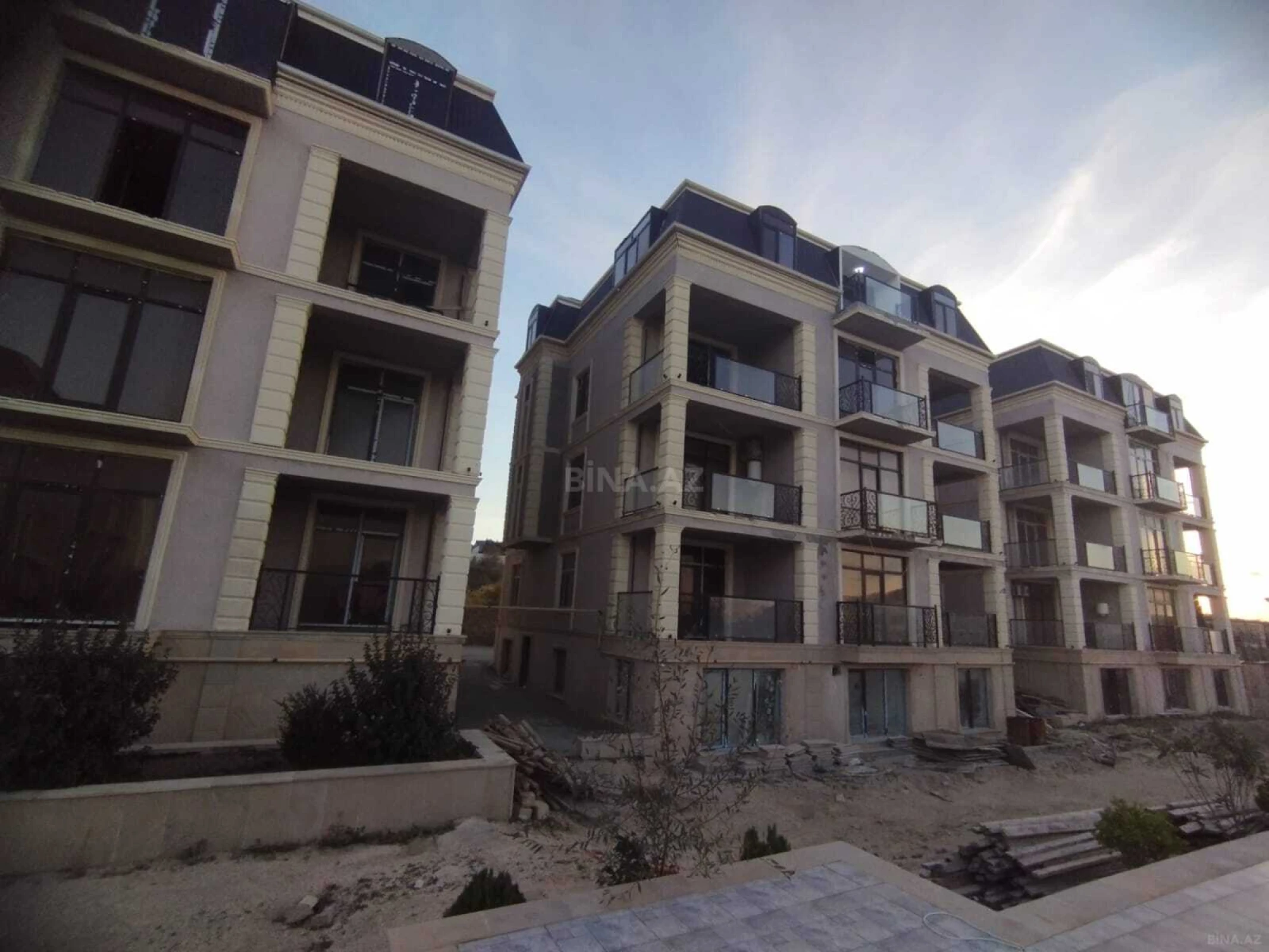 Satılır 3 otaqlı mənzil 107 m²