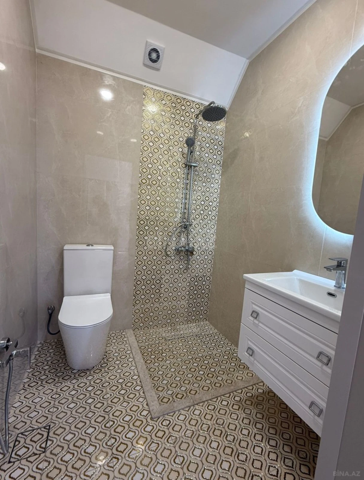 Satılır 5 otaqlı həyət evi 220 m²