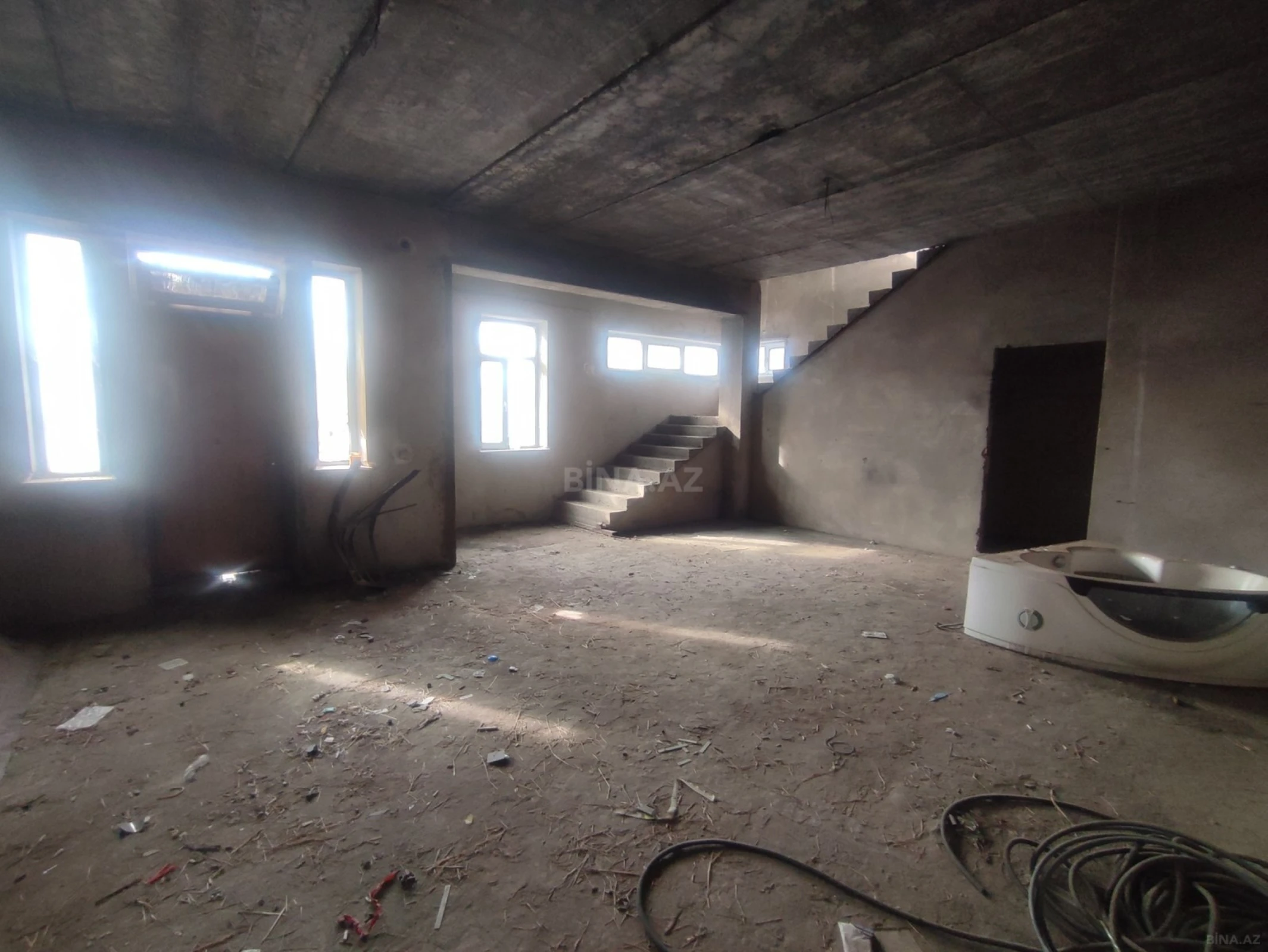 Satılır 7 otaqlı həyət evi 390 m²