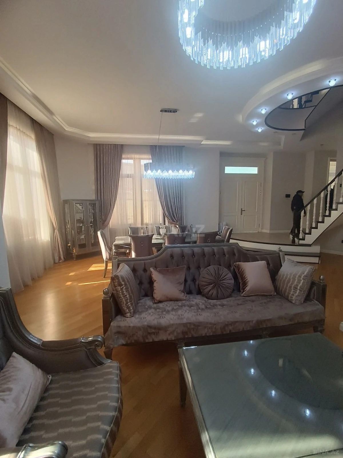 Satılır 5 otaqlı həyət evi 300 m²