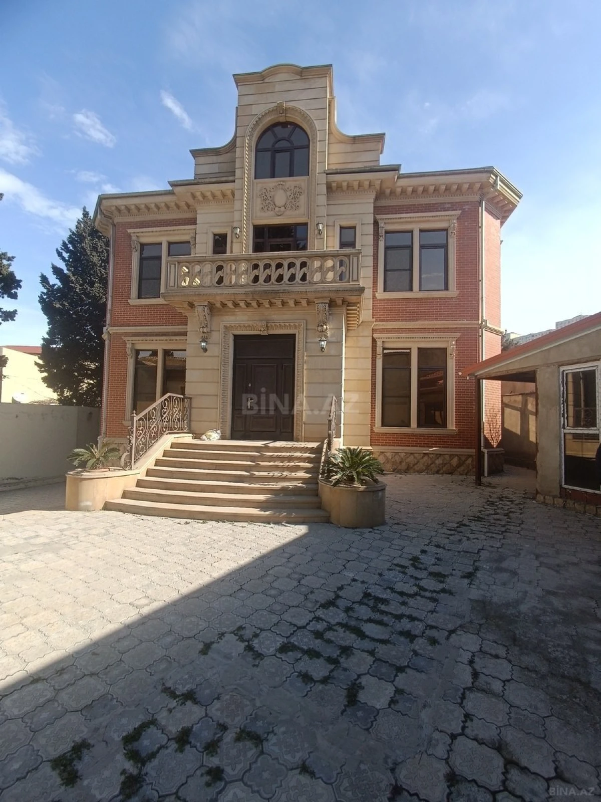 Satılır 5 otaqlı həyət evi 300 m²