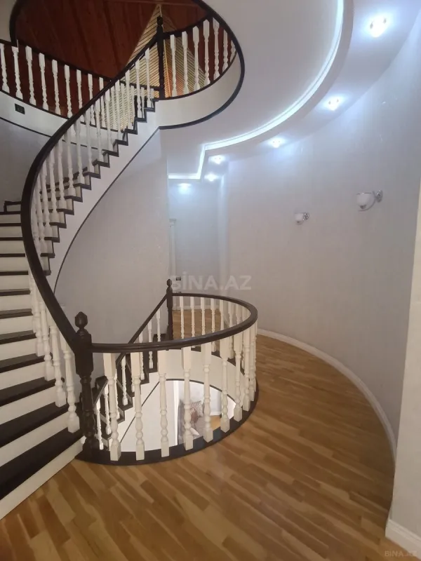 Satılır 5 otaqlı həyət evi 300 m²