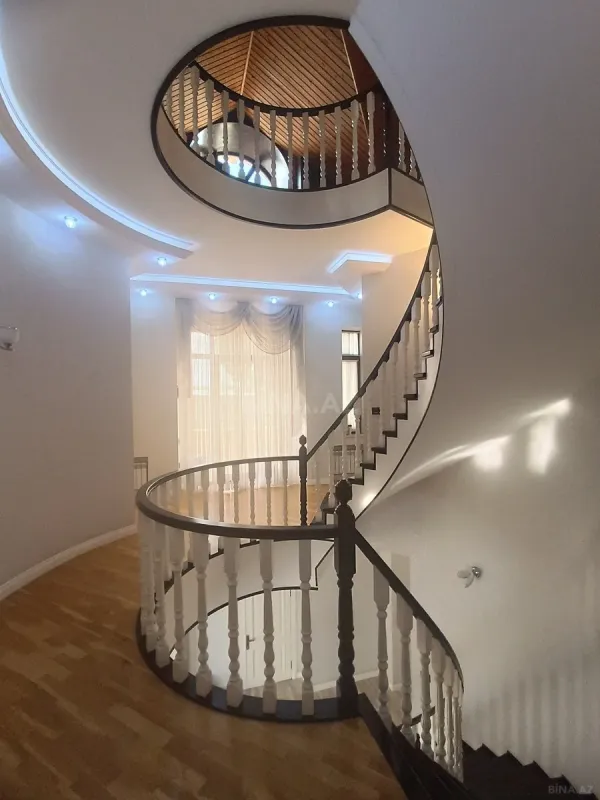 Satılır 5 otaqlı həyət evi 300 m²