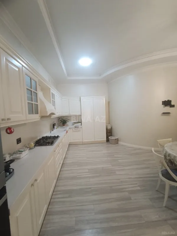 Satılır 5 otaqlı həyət evi 300 m²