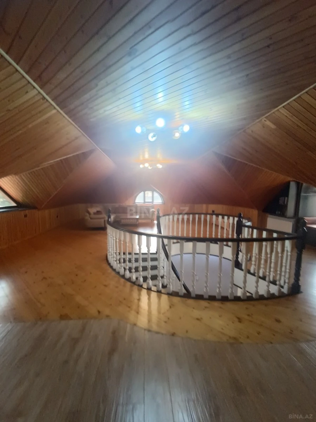 Satılır 5 otaqlı həyət evi 300 m²