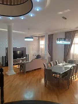 Satılır 5 otaqlı həyət evi 300 m²