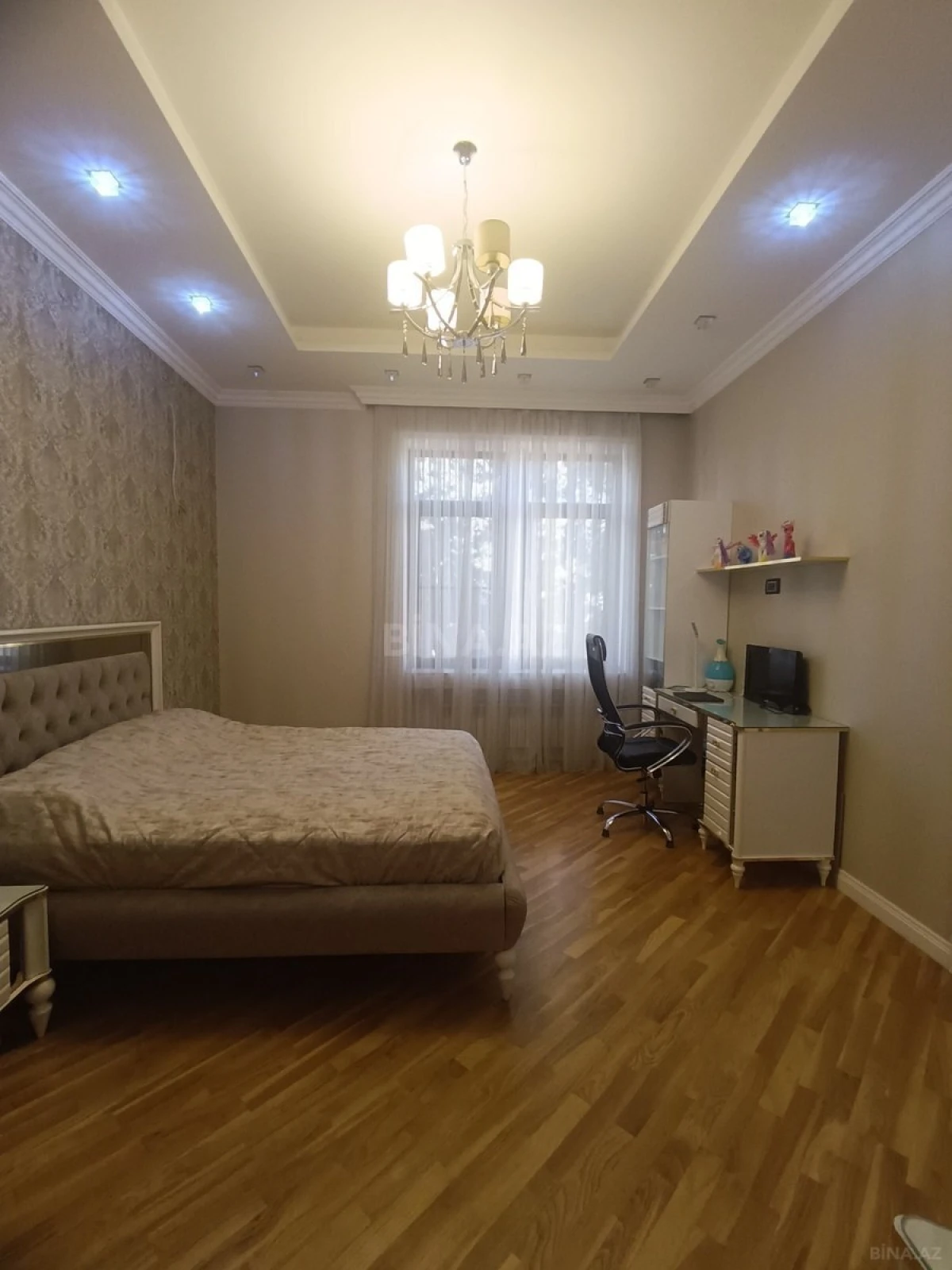 Satılır 5 otaqlı həyət evi 300 m²