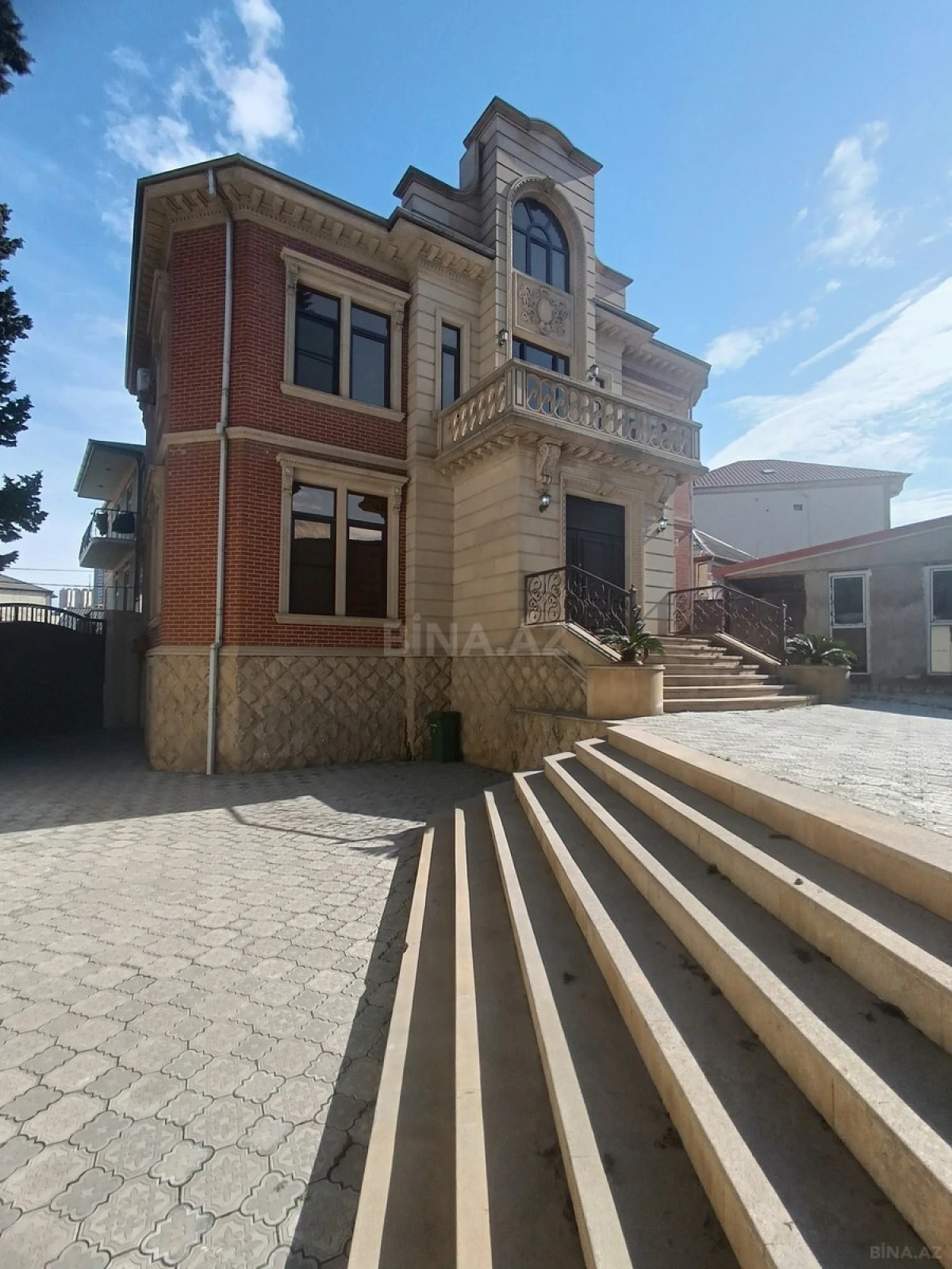 Satılır 5 otaqlı həyət evi 300 m²