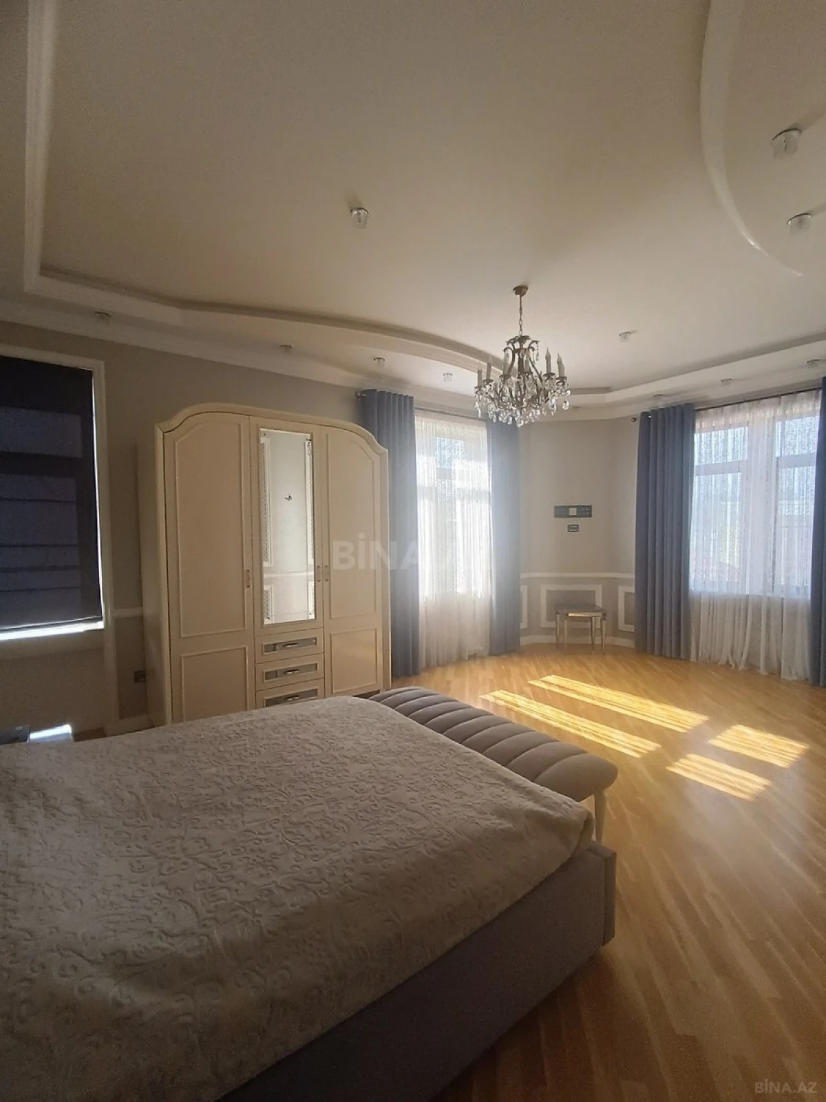 Satılır 5 otaqlı həyət evi 300 m²