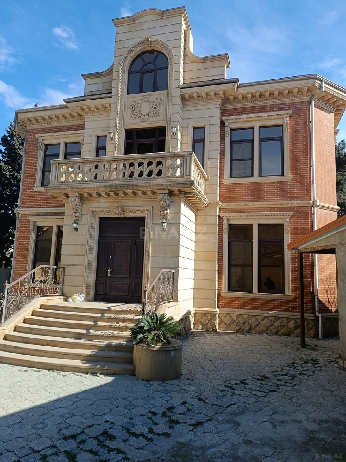 Satılır 5 otaqlı həyət evi 300 m²