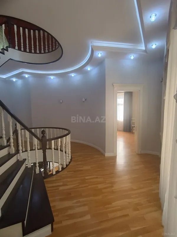 Satılır 5 otaqlı həyət evi 300 m²