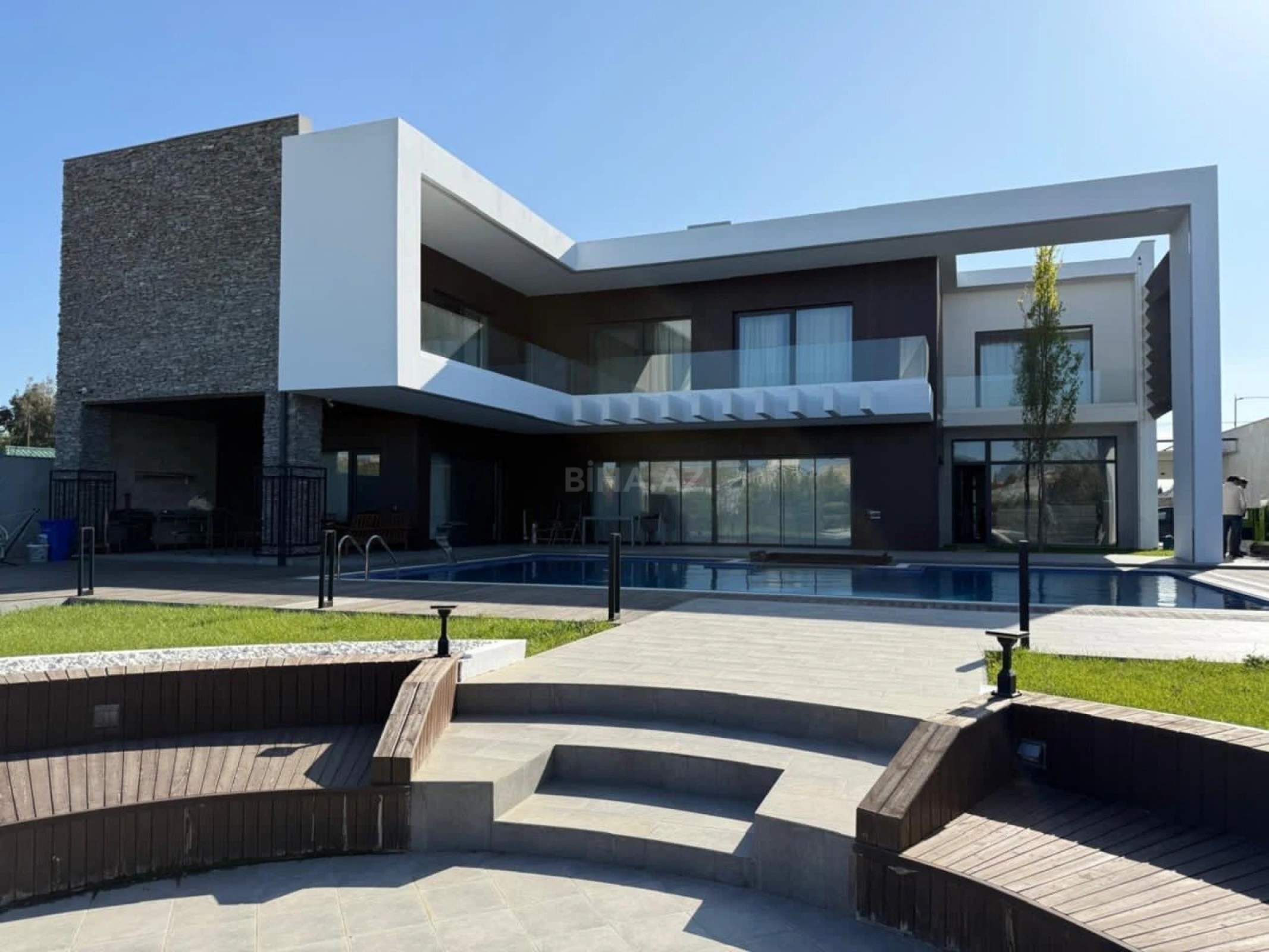 Kirayə verilir 5 otaqlı həyət evi 370 m²