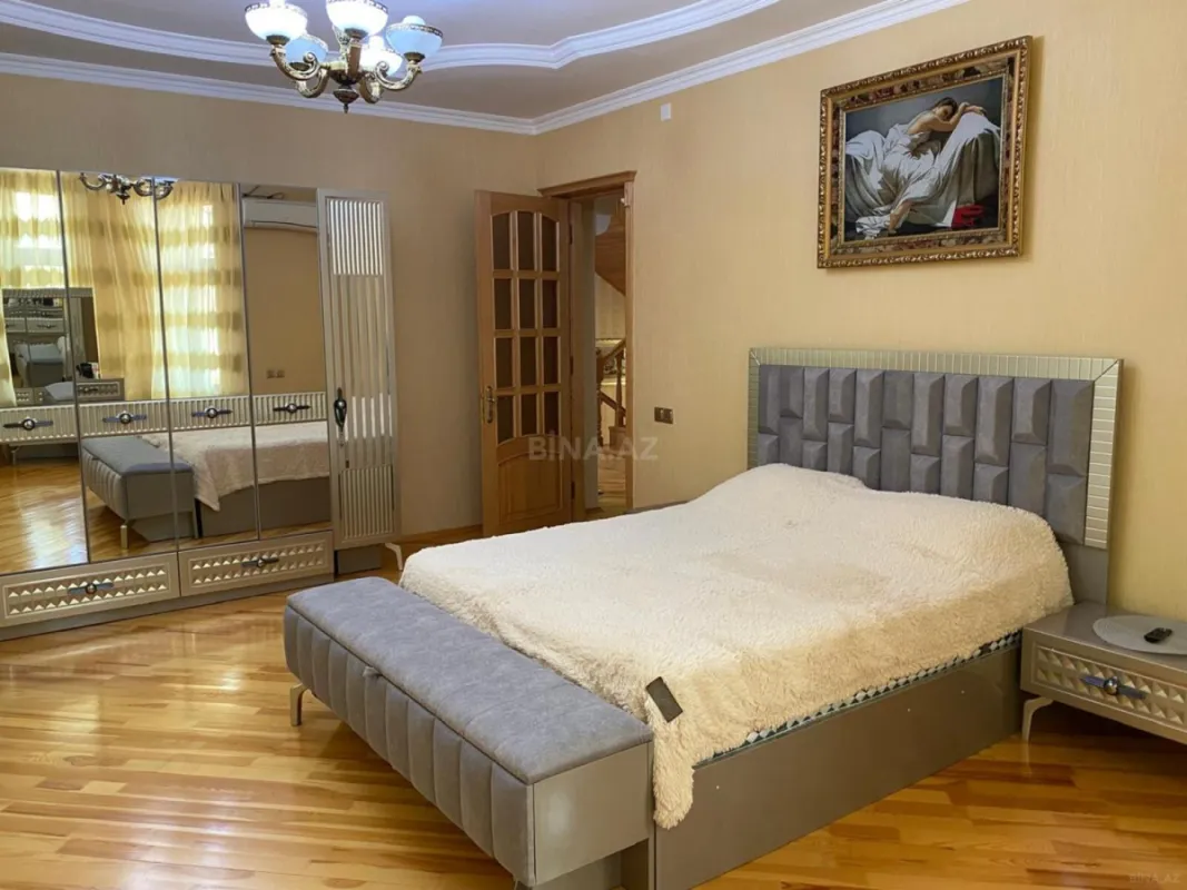Satılır 8 otaqlı həyət evi 700 m²