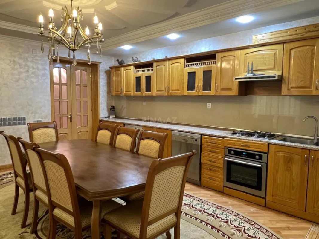 Satılır 8 otaqlı həyət evi 700 m²