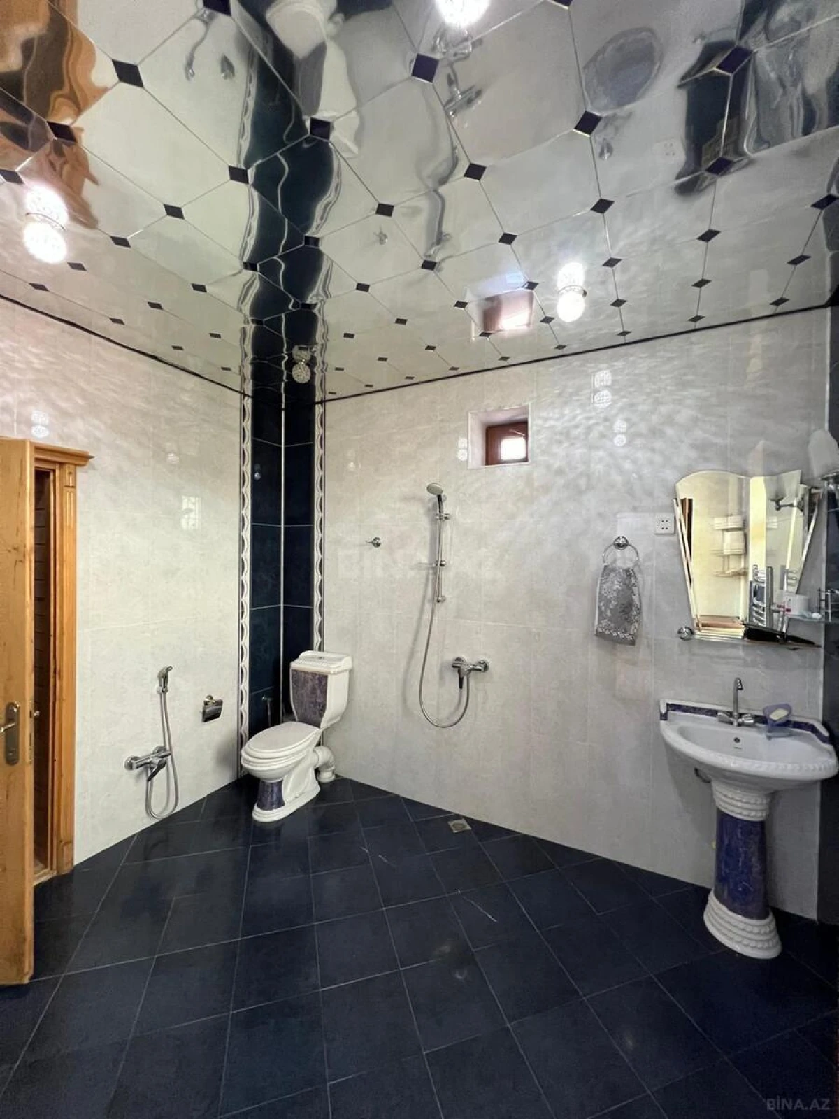 Satılır 8 otaqlı həyət evi 700 m²