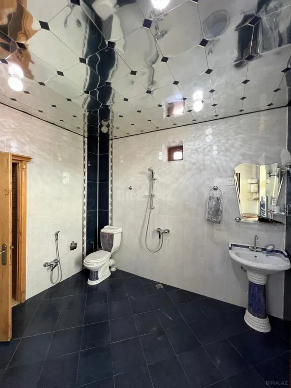 Satılır 8 otaqlı həyət evi 700 m²