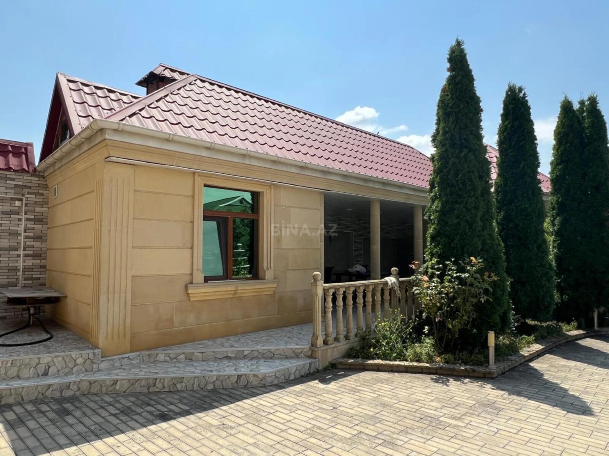 Satılır 8 otaqlı həyət evi 700 m²