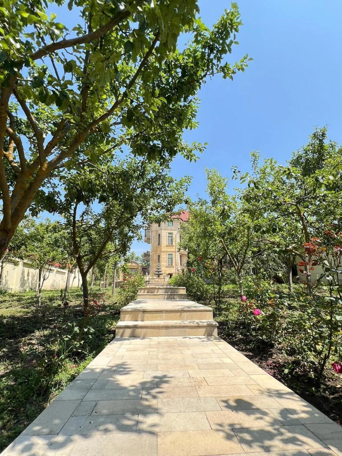 Satılır 8 otaqlı həyət evi 700 m²