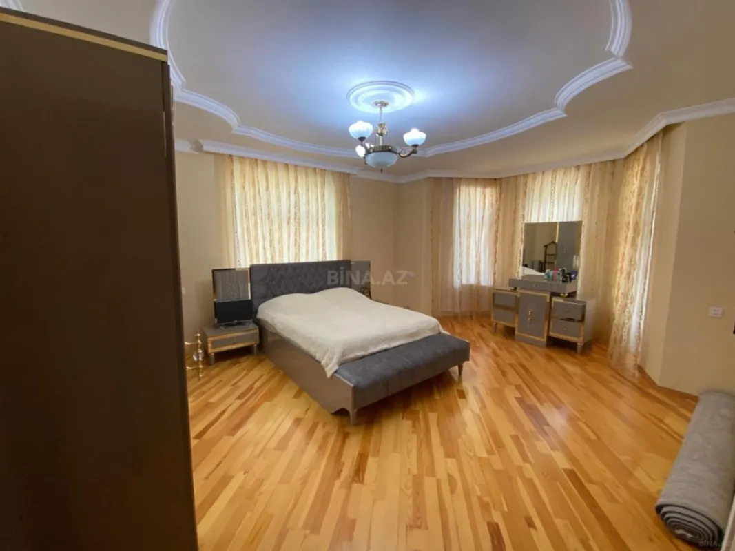 Satılır 8 otaqlı həyət evi 700 m²