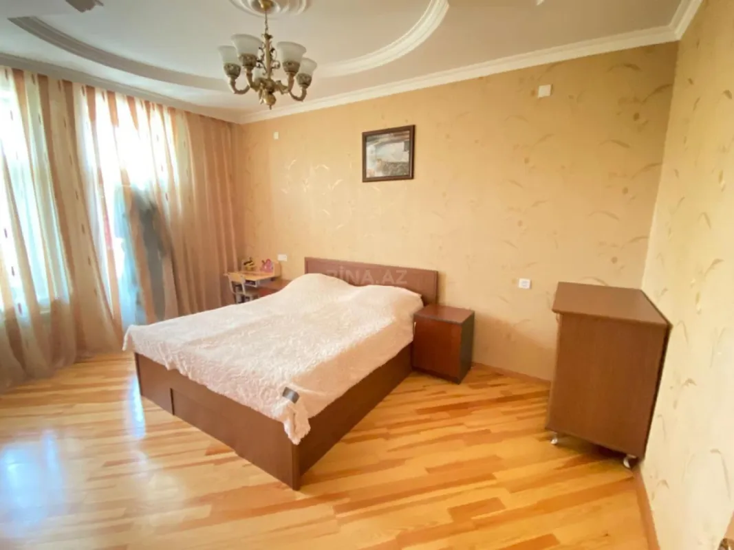 Satılır 8 otaqlı həyət evi 700 m²