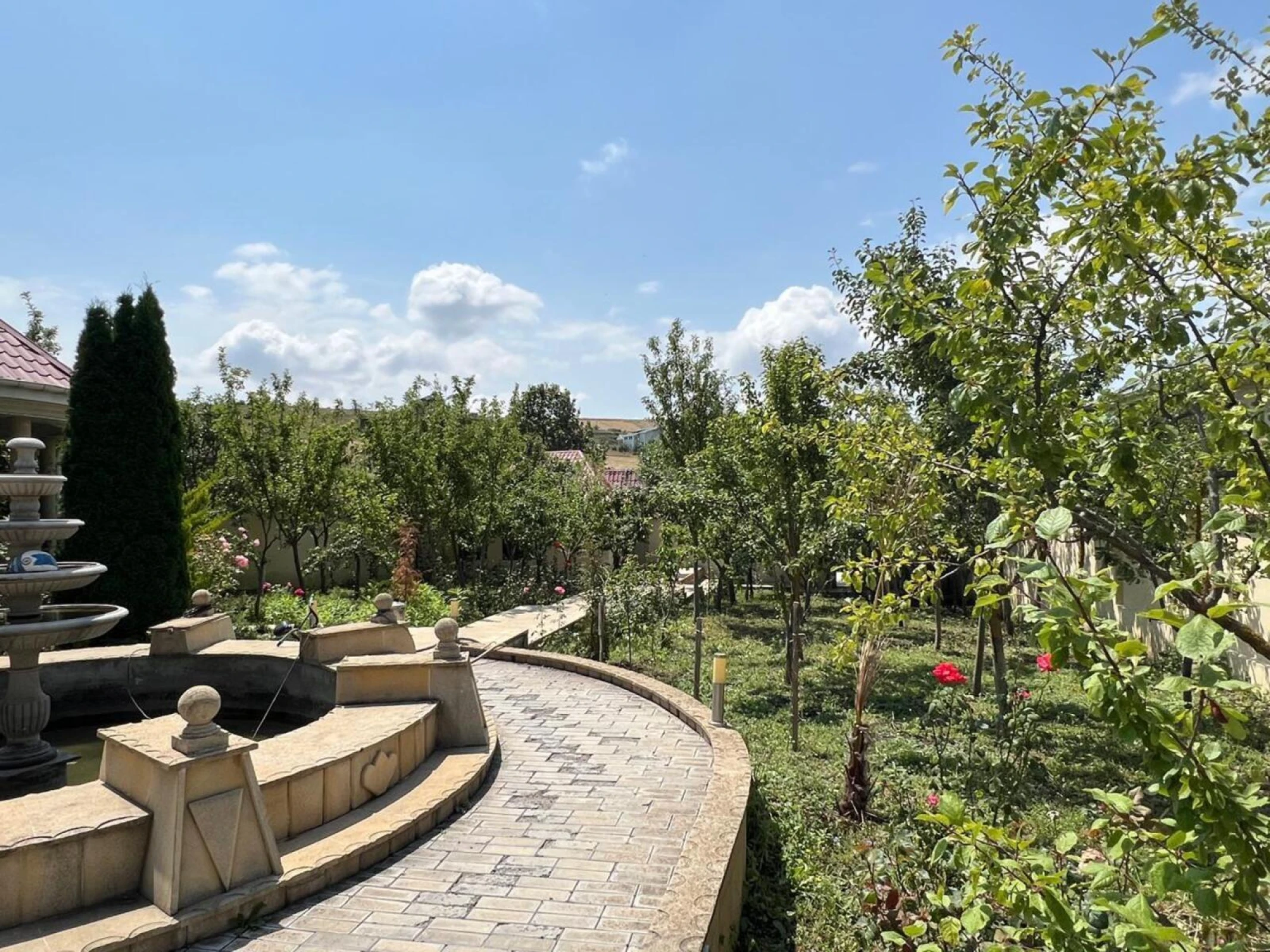 Satılır 8 otaqlı həyət evi 700 m²