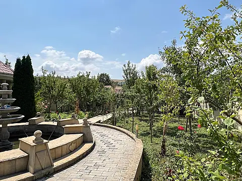 Satılır 8 otaqlı həyət evi 700 m²