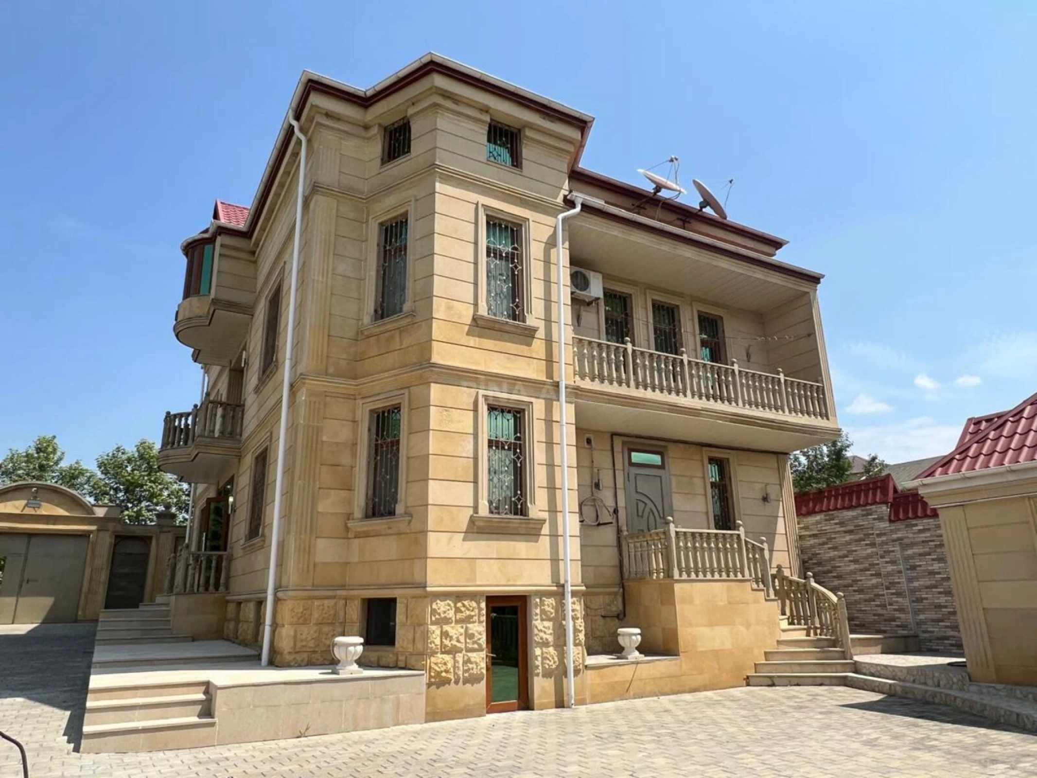 Satılır 8 otaqlı həyət evi 700 m²