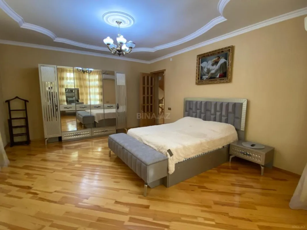 Satılır 8 otaqlı həyət evi 700 m²