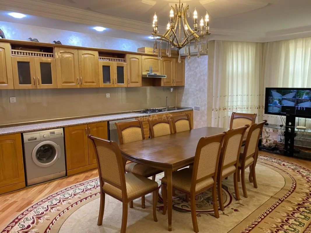 Satılır 8 otaqlı həyət evi 700 m²