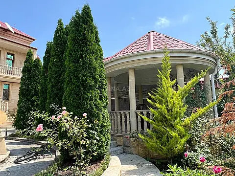 Satılır 8 otaqlı həyət evi 700 m²