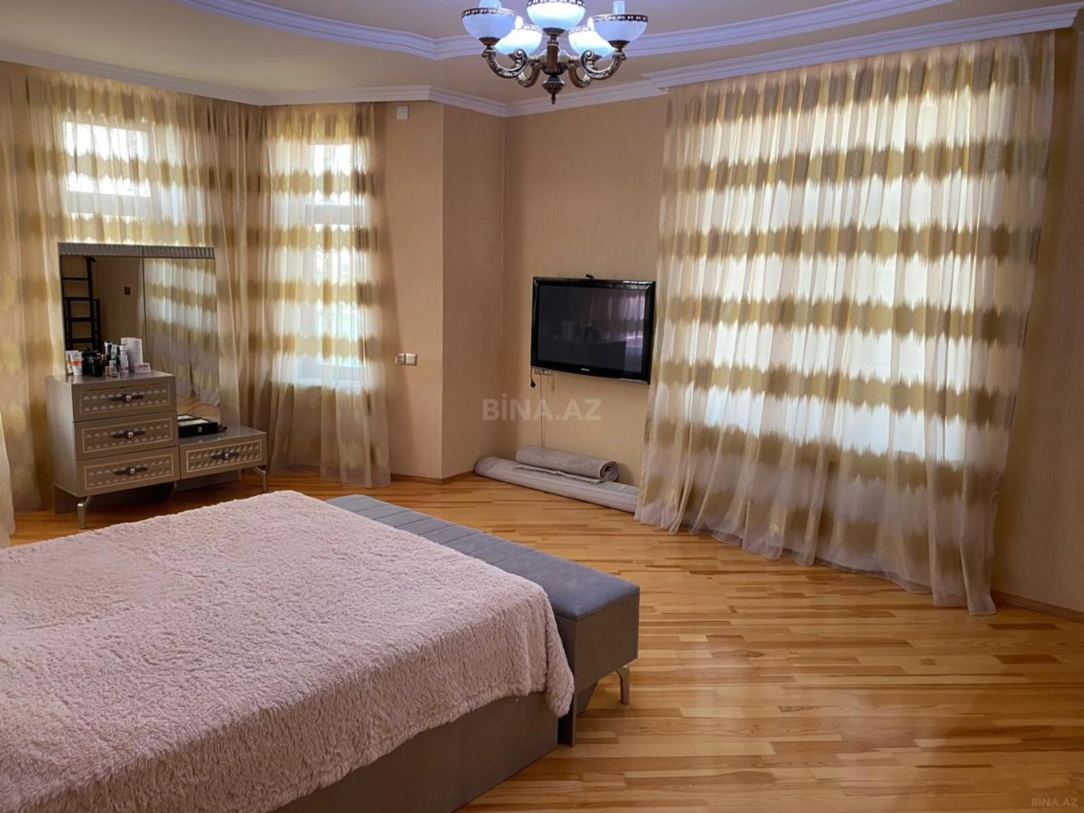 Satılır 8 otaqlı həyət evi 700 m²