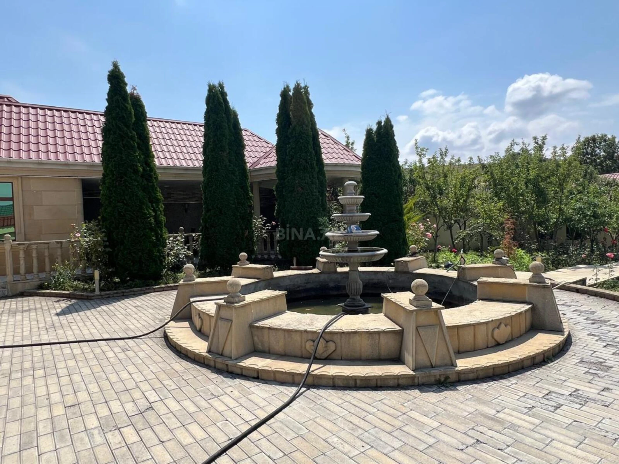 Satılır 8 otaqlı həyət evi 700 m²