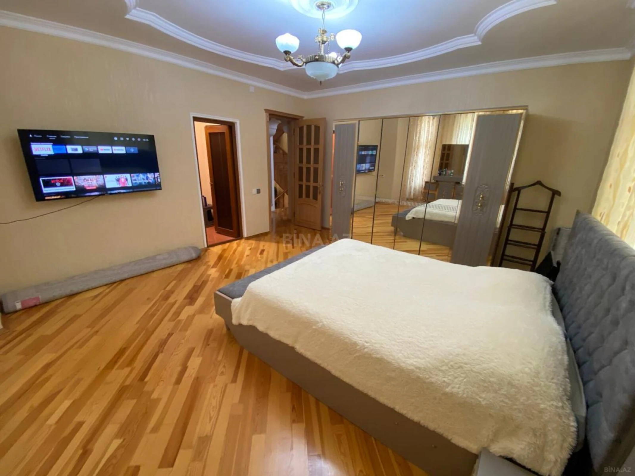 Satılır 8 otaqlı həyət evi 700 m²