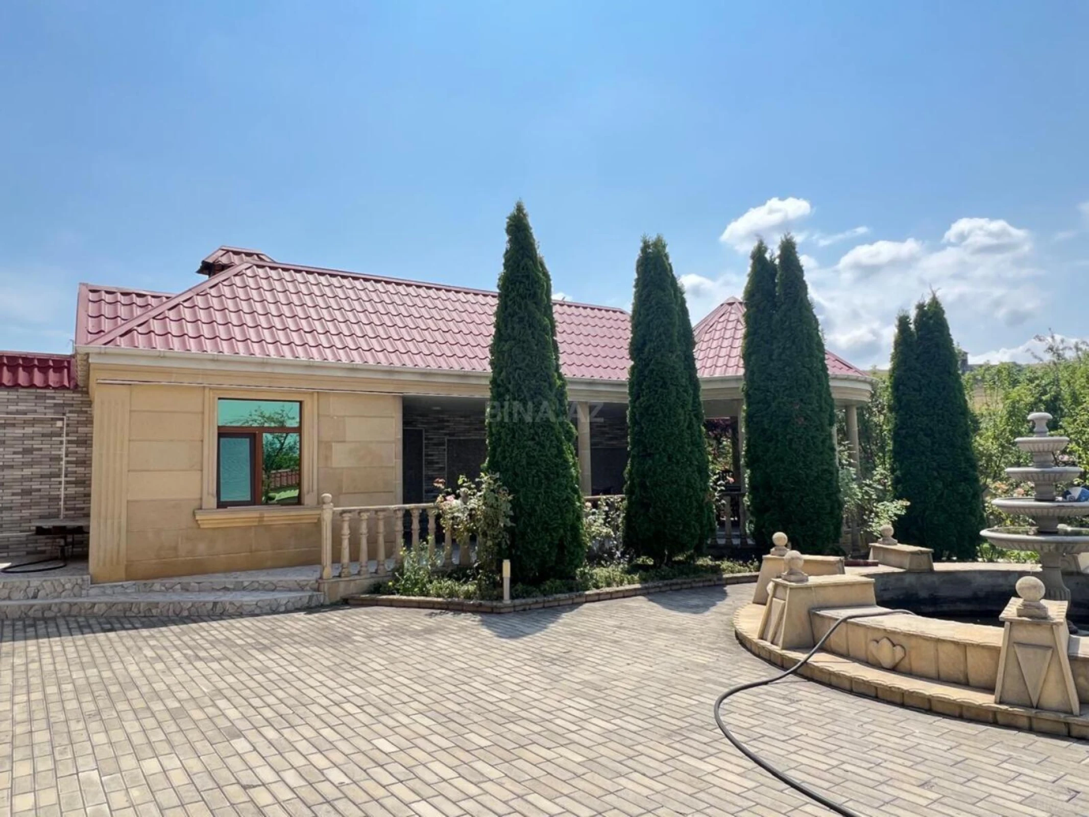 Satılır 8 otaqlı həyət evi 700 m²