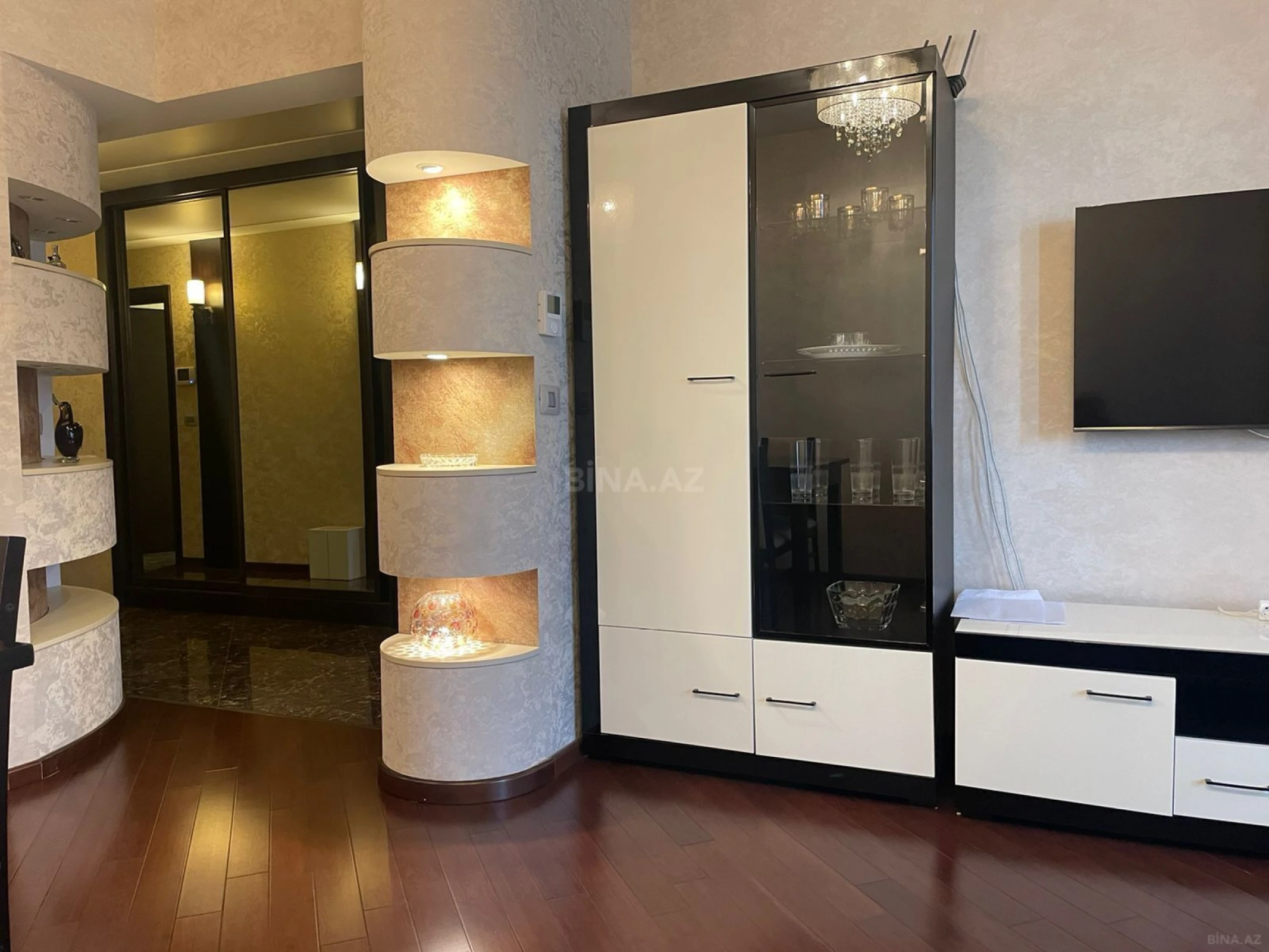 Kirayə verilir 2 otaqlı mənzil 90 m²