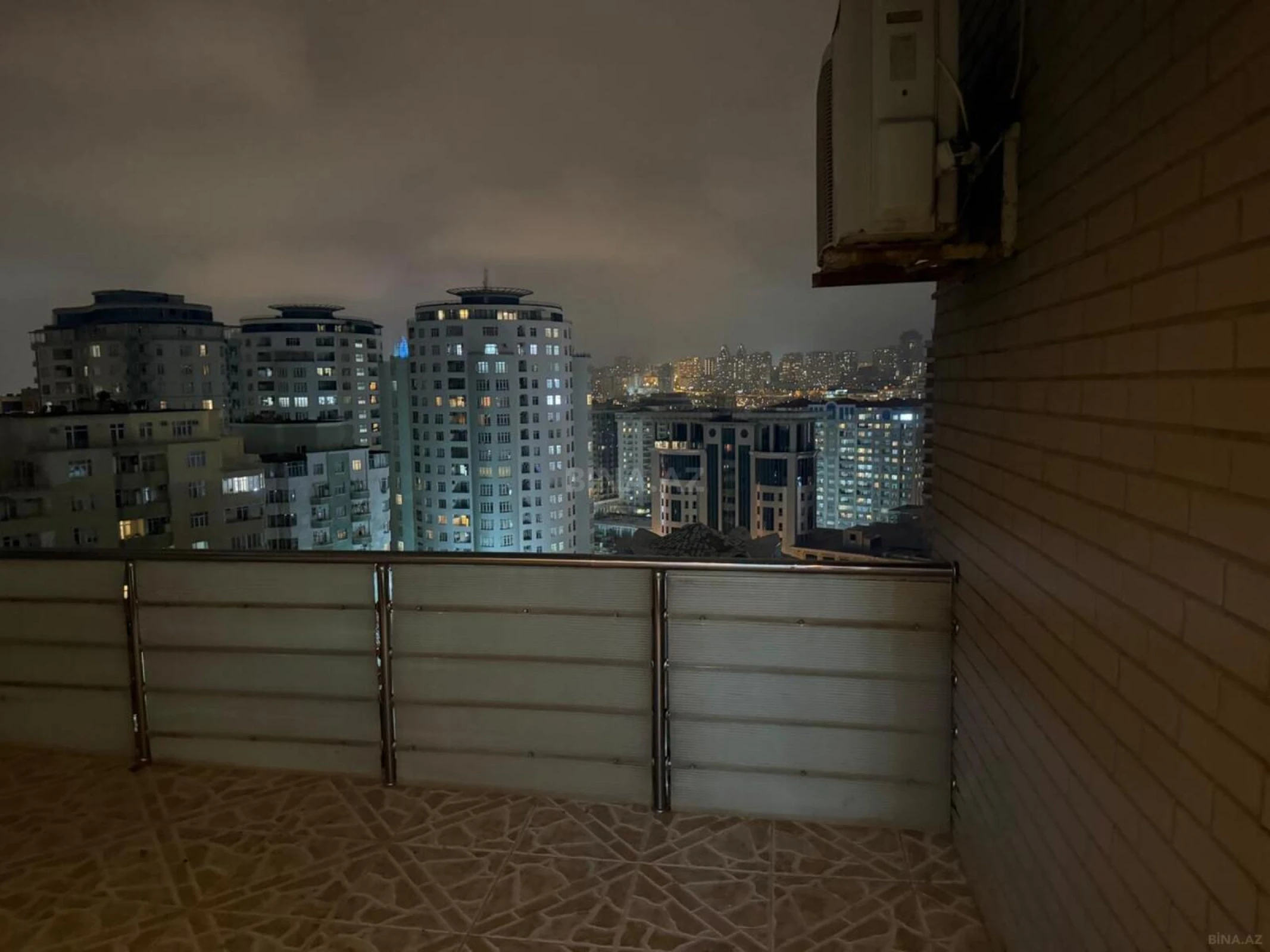 Satılır 3 otaqlı mənzil 168 m²