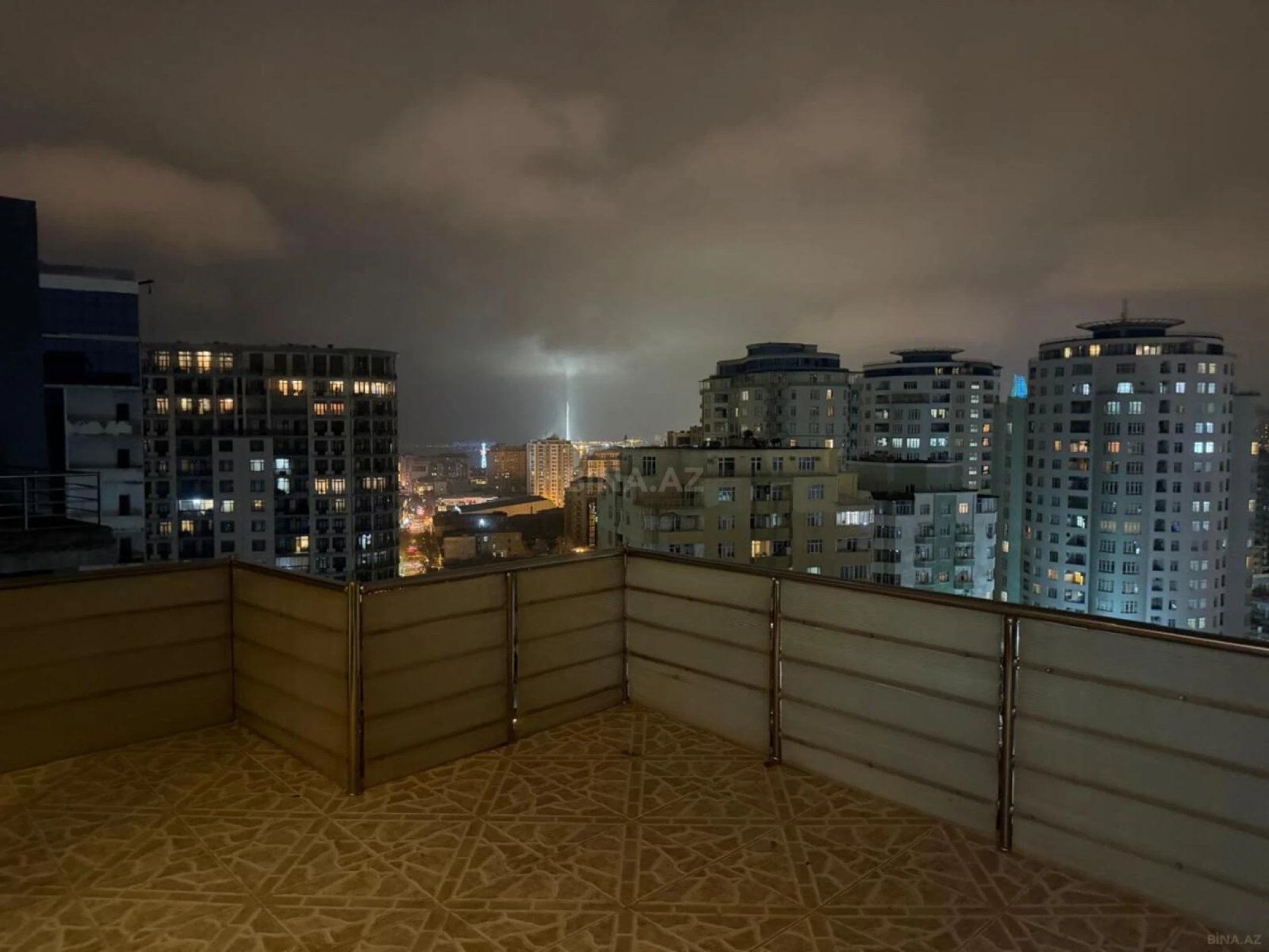 Satılır 3 otaqlı mənzil 168 m²