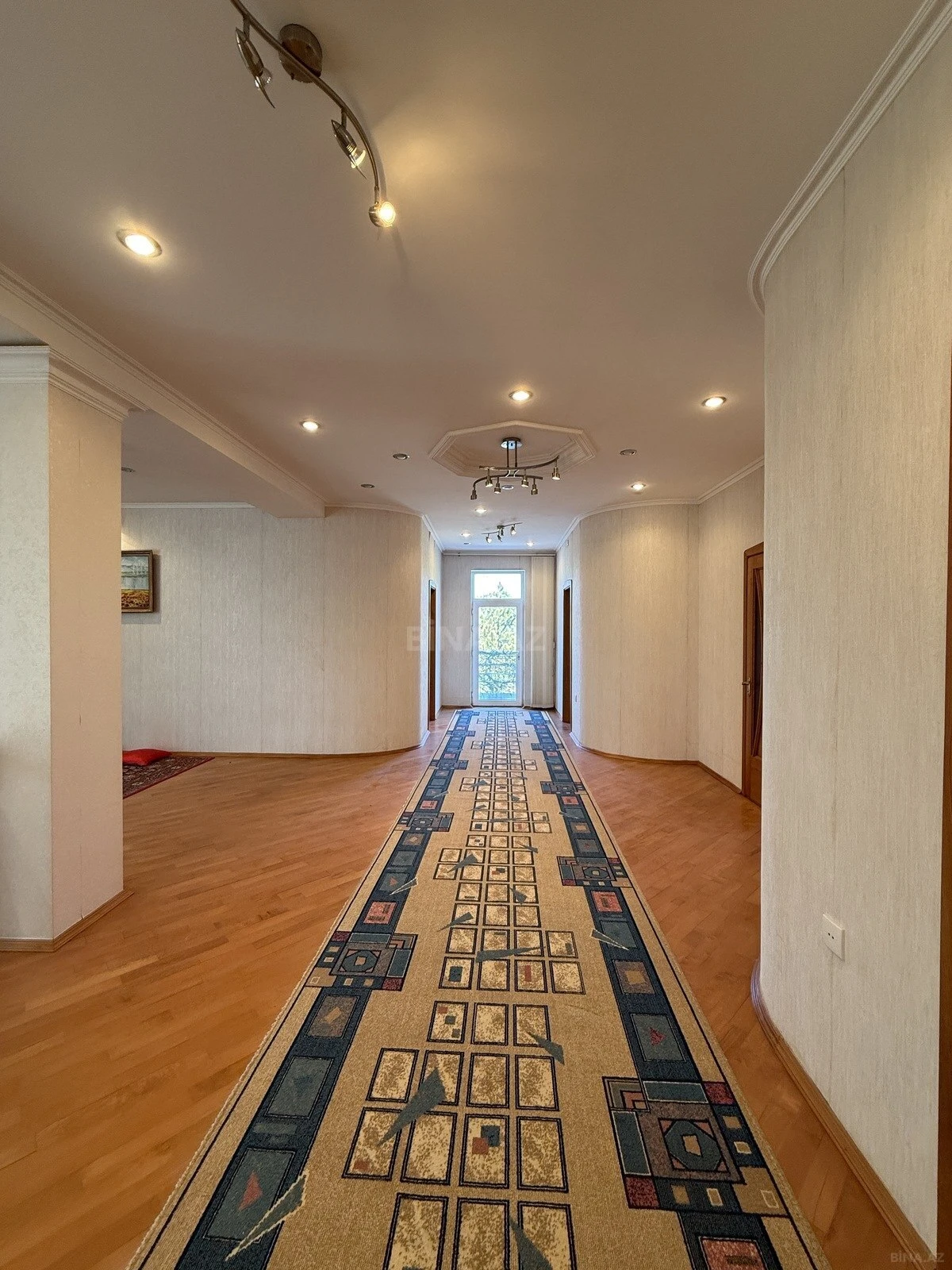 Satılır 5 otaqlı həyət evi 363 m²
