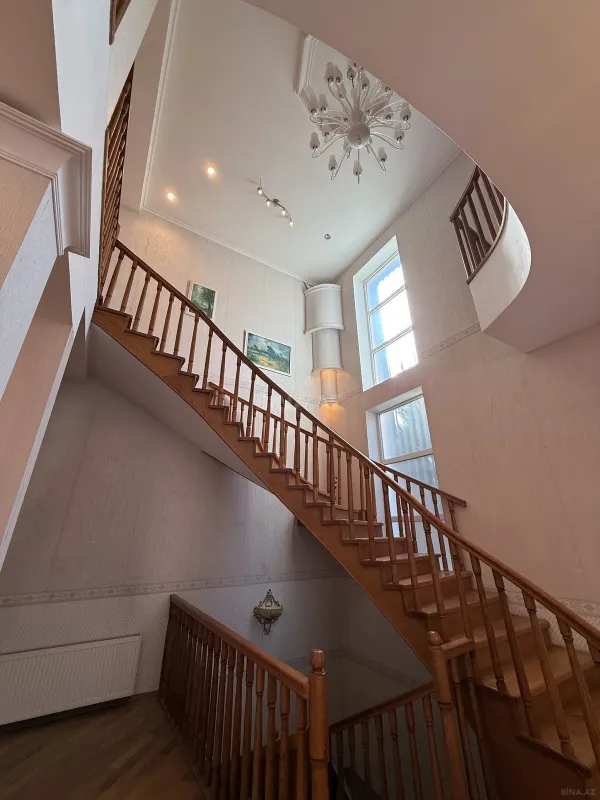 Satılır 5 otaqlı həyət evi 363 m²
