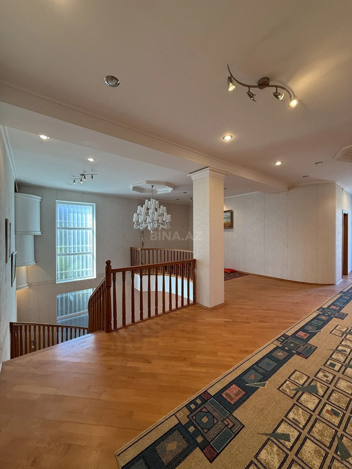 Satılır 5 otaqlı həyət evi 363 m²