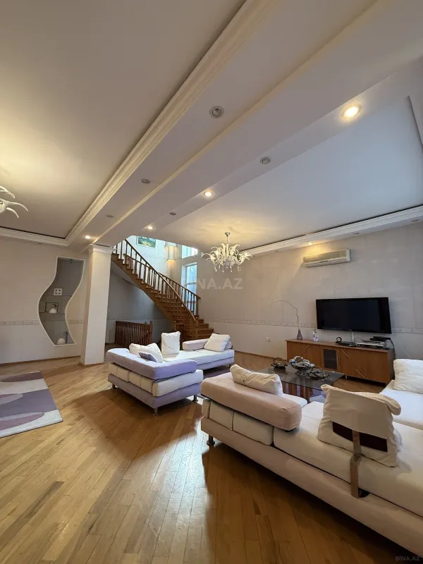 Satılır 5 otaqlı həyət evi 363 m²