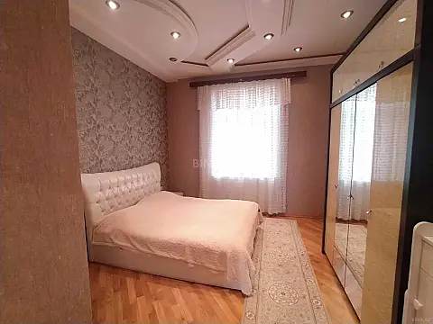 Satılır 8 otaqlı həyət evi 500 m²