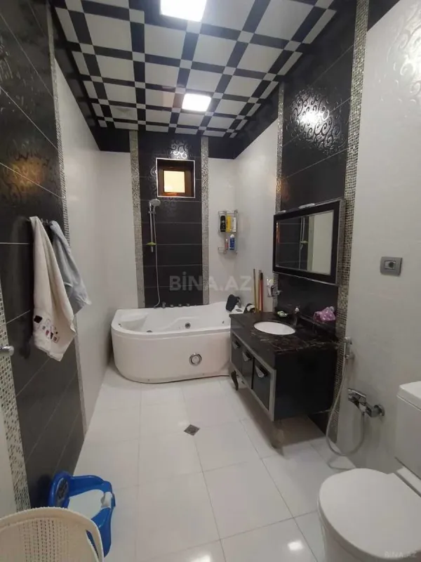 Satılır 8 otaqlı həyət evi 500 m²