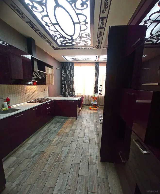 Satılır 4 otaqlı mənzil 180 m²