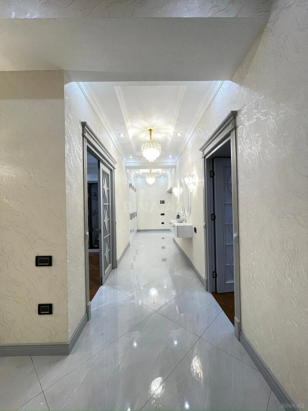 Satılır 4 otaqlı mənzil 185 m²