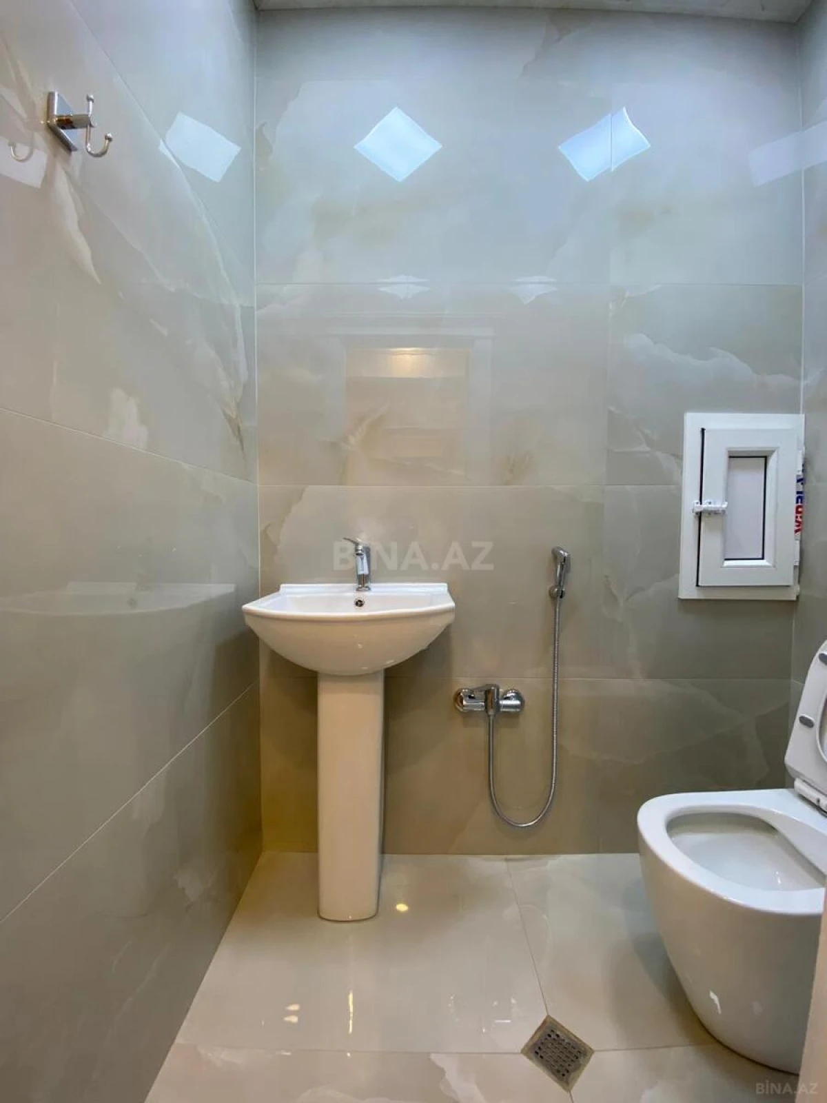 Kirayə verilir 2 otaqlı mənzil 90 m²