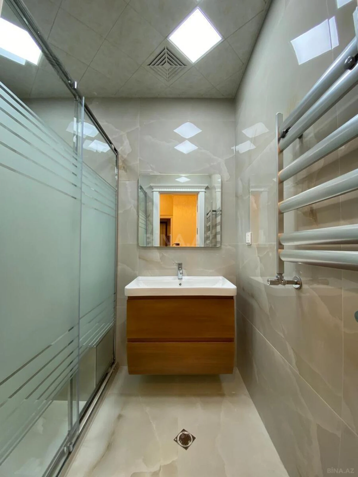 Kirayə verilir 2 otaqlı mənzil 90 m²